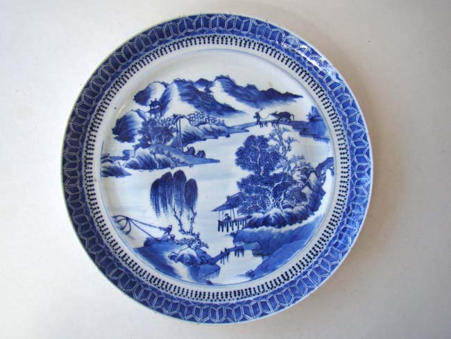 A set of three late 19th century Chinese export 'Nanking' style dinner plates — image 2